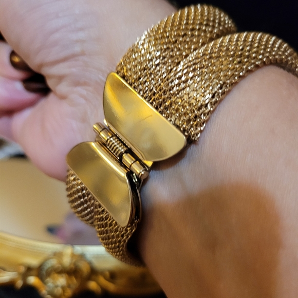 SOLD VINTAGE GOLD MESH HINGE CUFF BRACELET - Picture 14 of 14